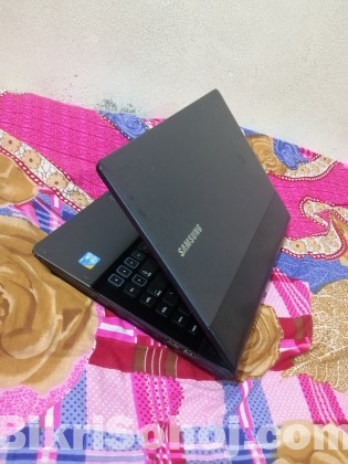 Samsung Core i3 RAM : 4 GB HDD : 500 GB